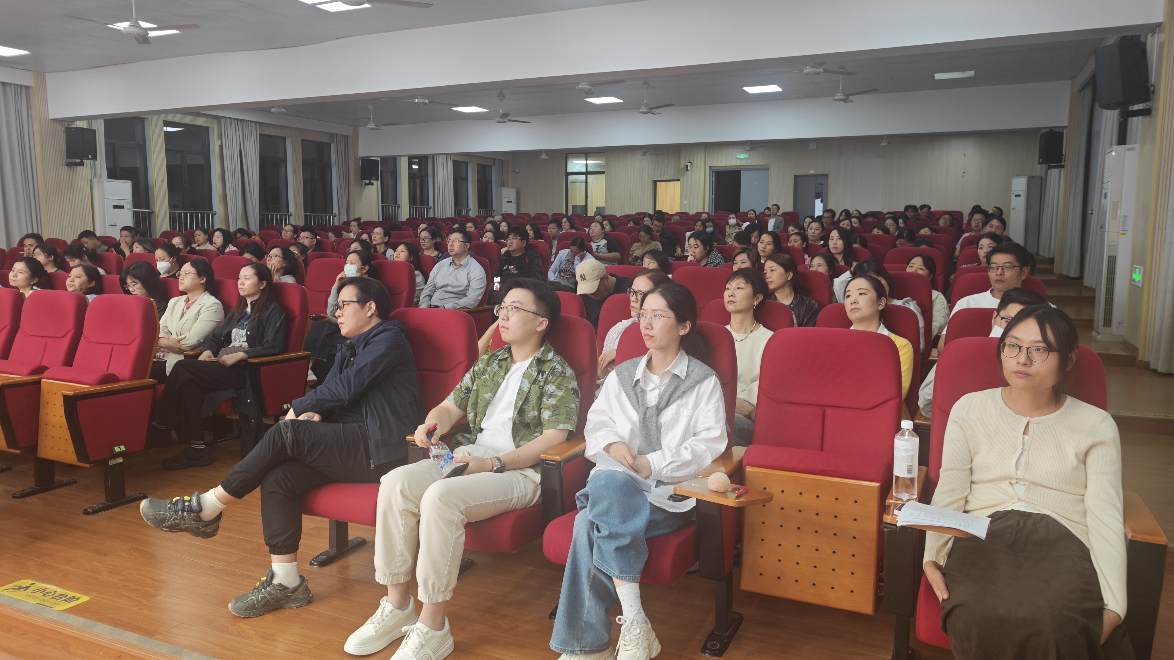 “陪伴促成长，合力启新程”——三灶实验中学举行2026学年第一学期六年级家长会